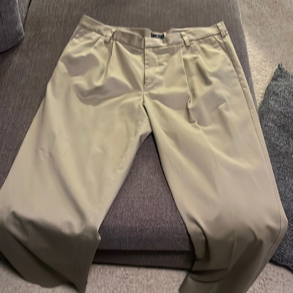 Men’s dockers khakis